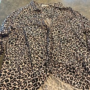 Women light pink leopard shirt